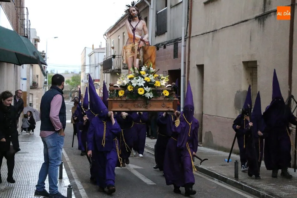 Foto 6 - La lluvia obliga a recoger los pasos en la procesi&oacute;n de la Pasi&oacute;n  