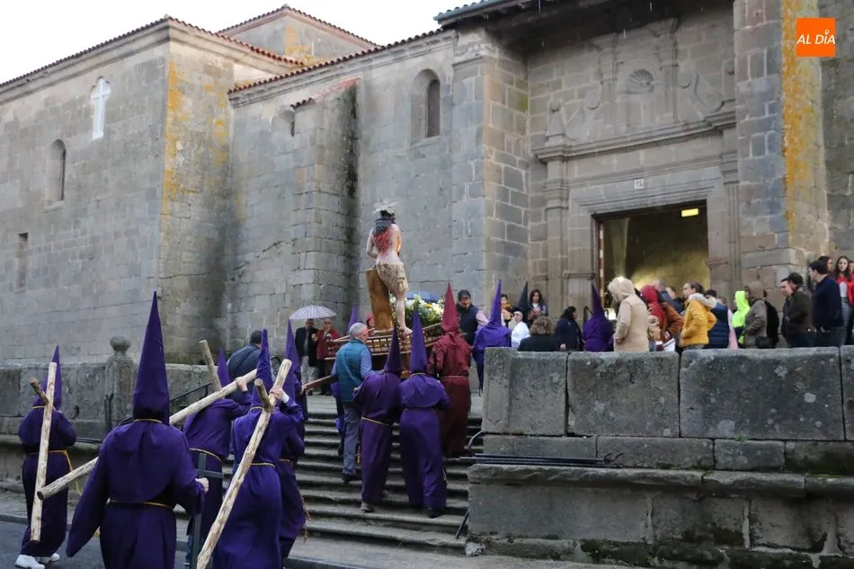 Foto 5 - La lluvia obliga a recoger los pasos en la procesi&oacute;n de la Pasi&oacute;n  