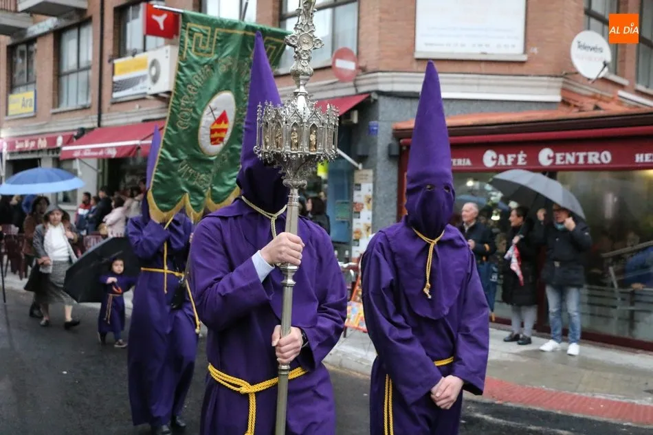 Foto 4 - La lluvia obliga a recoger los pasos en la procesi&oacute;n de la Pasi&oacute;n  