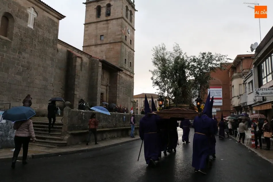 Foto 3 - La lluvia obliga a recoger los pasos en la procesi&oacute;n de la Pasi&oacute;n  