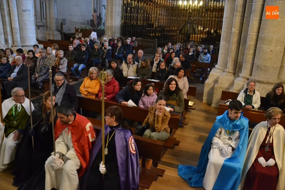 Foto 10 - Jes&uacute;s Garc&iacute;a Burillo lava por primera vez los pies a miembros de las cofrad&iacute;as mirobrigenses  