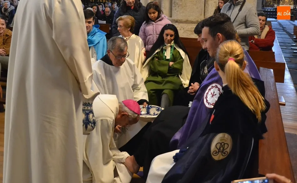 Jesús García Burillo lava por primera vez los pies a miembros de las cofradías mirobrigenses  