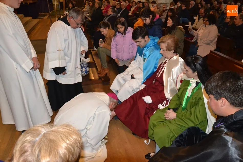 Foto 3 - Jes&uacute;s Garc&iacute;a Burillo lava por primera vez los pies a miembros de las cofrad&iacute;as mirobrigenses  