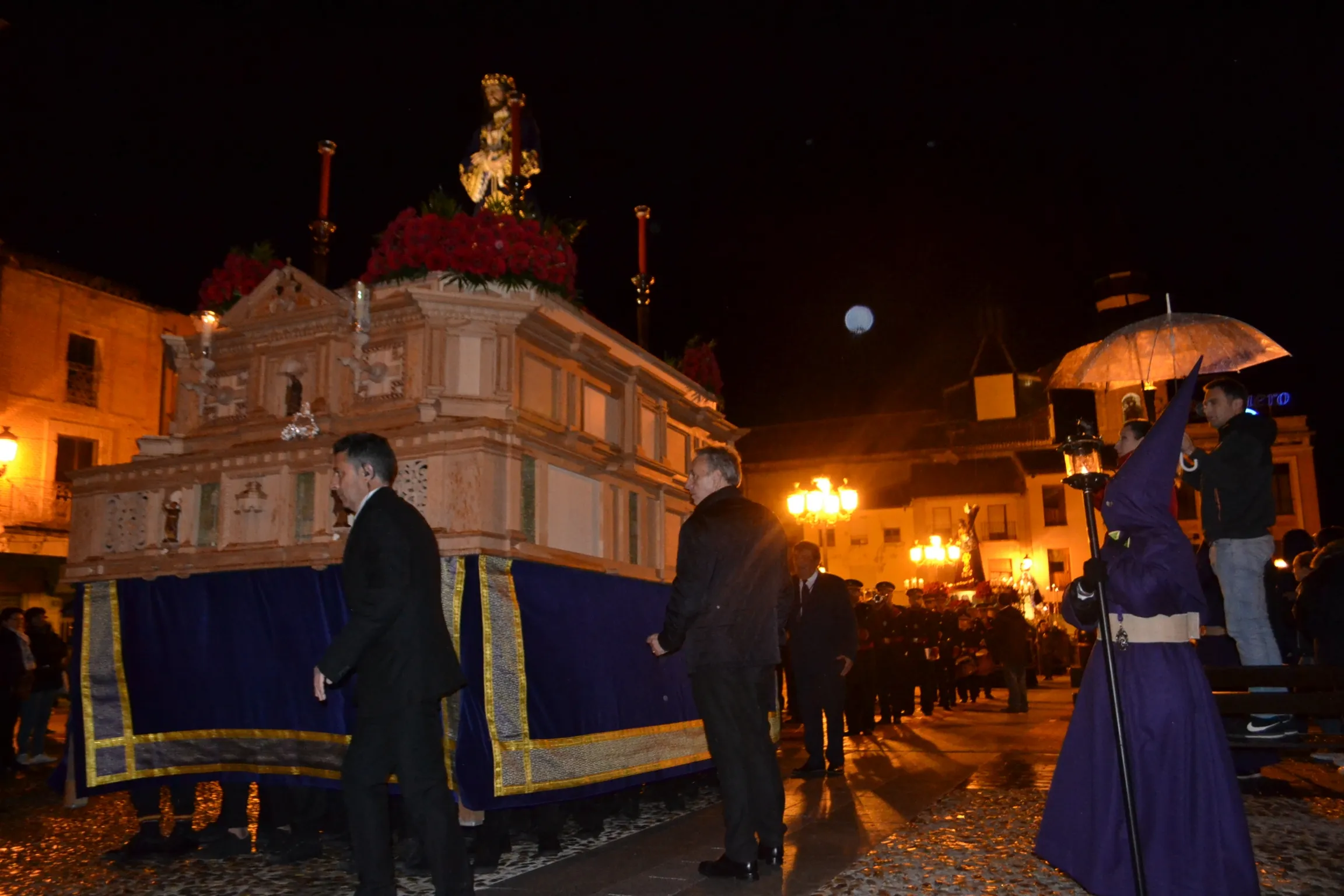 Foto 10 - Oraci&oacute;n y plegarias en una querida procesi&oacute;n del Encuentro en honor de multitudes
