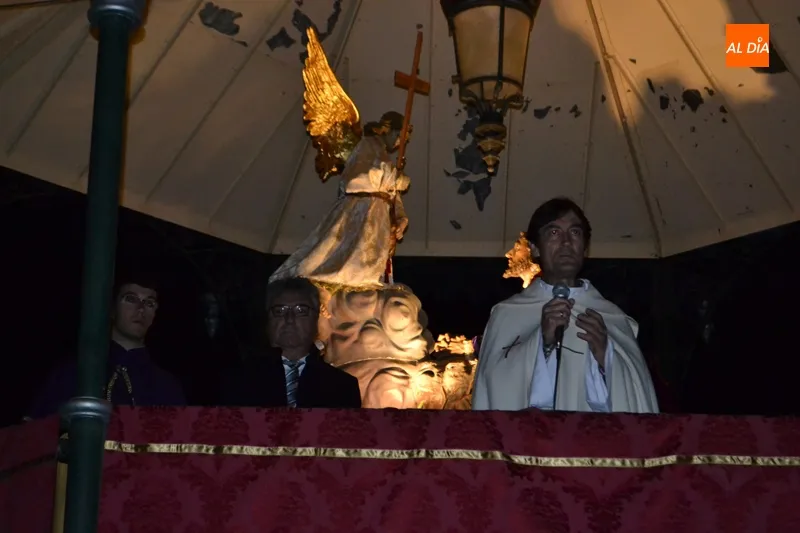 Foto 4 - Oraci&oacute;n y plegarias en una querida procesi&oacute;n del Encuentro en honor de multitudes