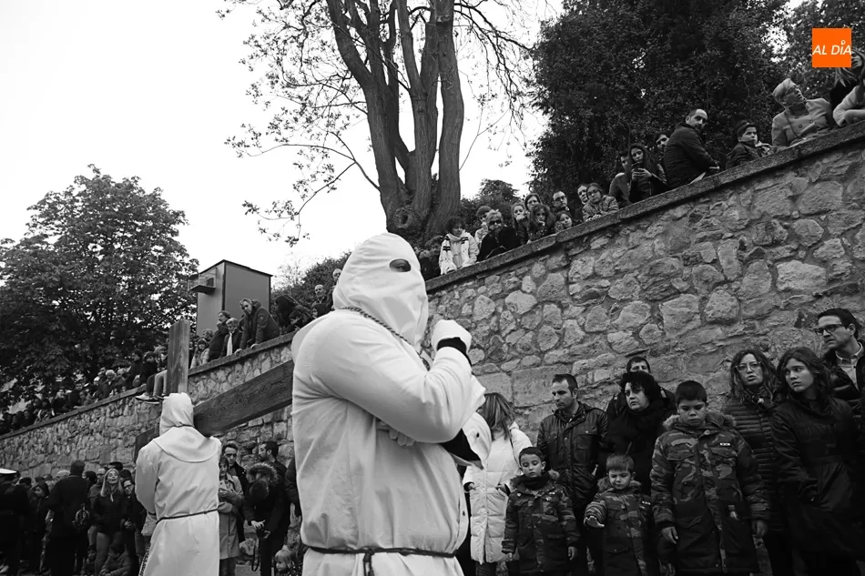 Foto 10 - La lluvia da una tregua al Cristo de la Agon&iacute;a y a la Virgen de los Dolores