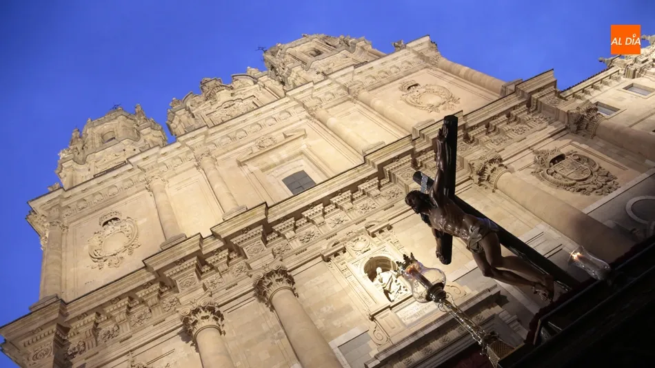 Un marco azul y oro antes de la lluvia