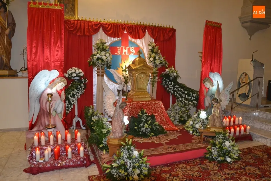 El cielo complica a ratos el clásico recorrido por los Monumentos de las iglesias  