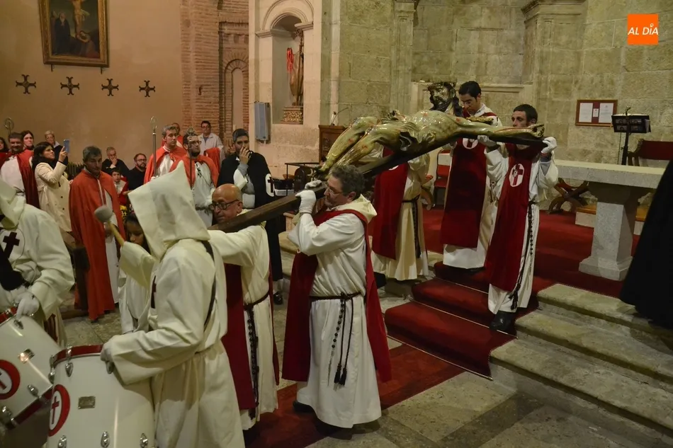 Foto 7 - El cielo hace una jugarreta al Cristo del Silencio, que se queda sin poder procesionar  