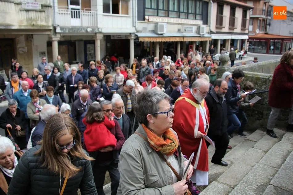 Foto 10 - Sentido V&iacute;a Crucis alrededor de la iglesia en Vitigudino