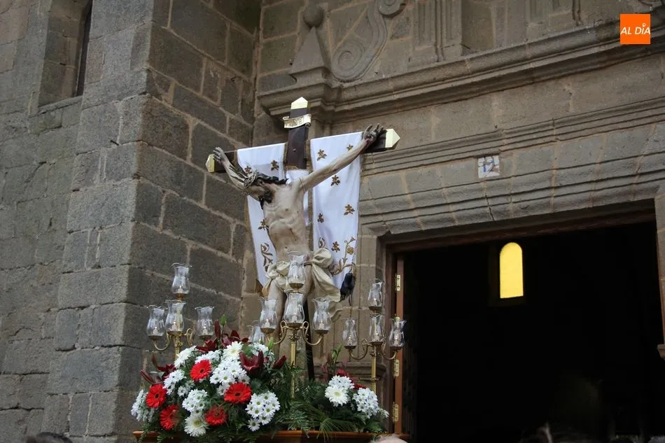 Foto 9 - Sentido V&iacute;a Crucis alrededor de la iglesia en Vitigudino