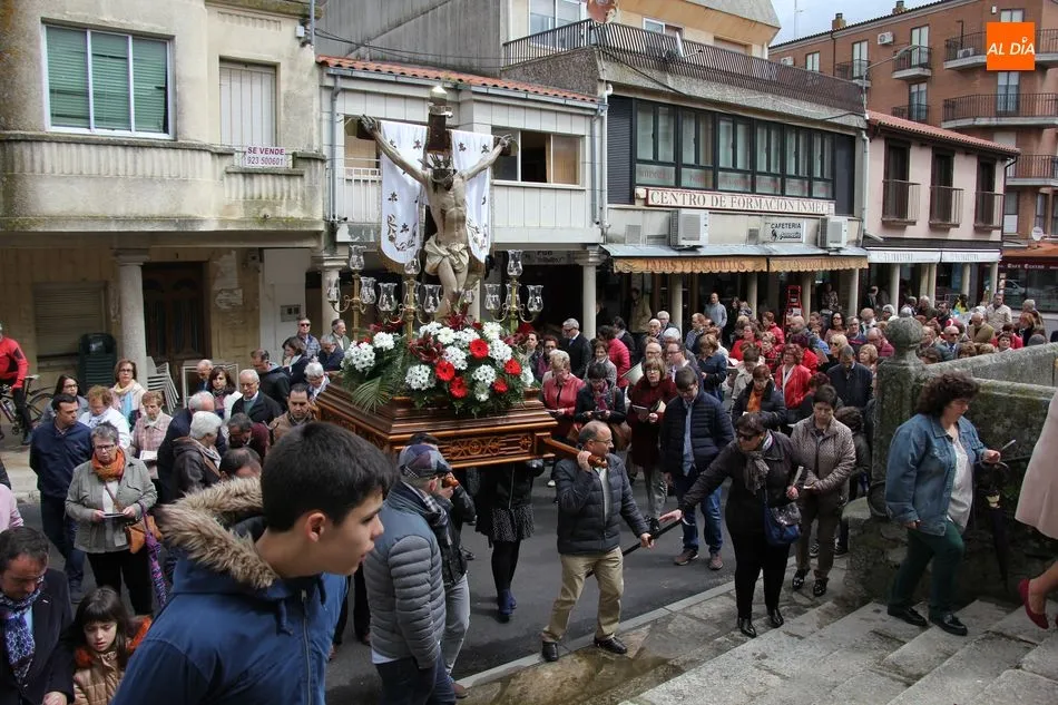 Foto 8 - Sentido V&iacute;a Crucis alrededor de la iglesia en Vitigudino