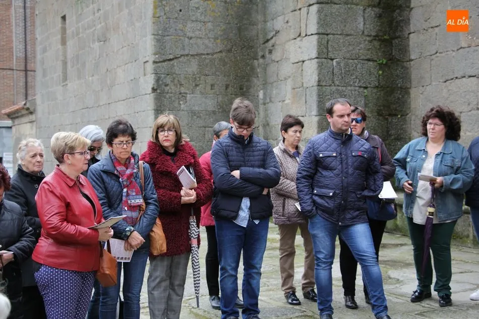 Foto 7 - Sentido V&iacute;a Crucis alrededor de la iglesia en Vitigudino