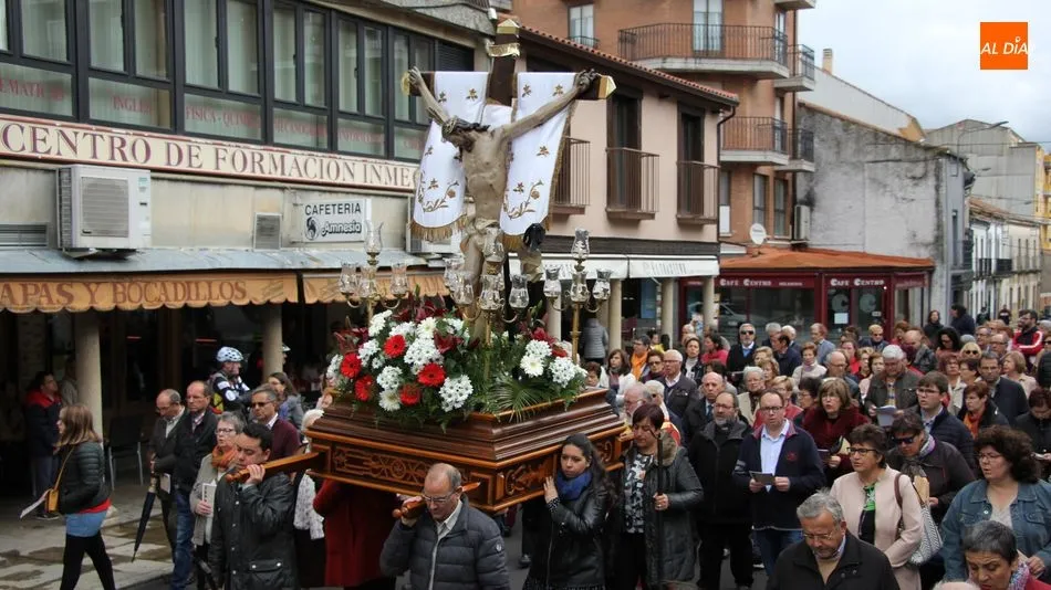Foto 5 - Sentido V&iacute;a Crucis alrededor de la iglesia en Vitigudino