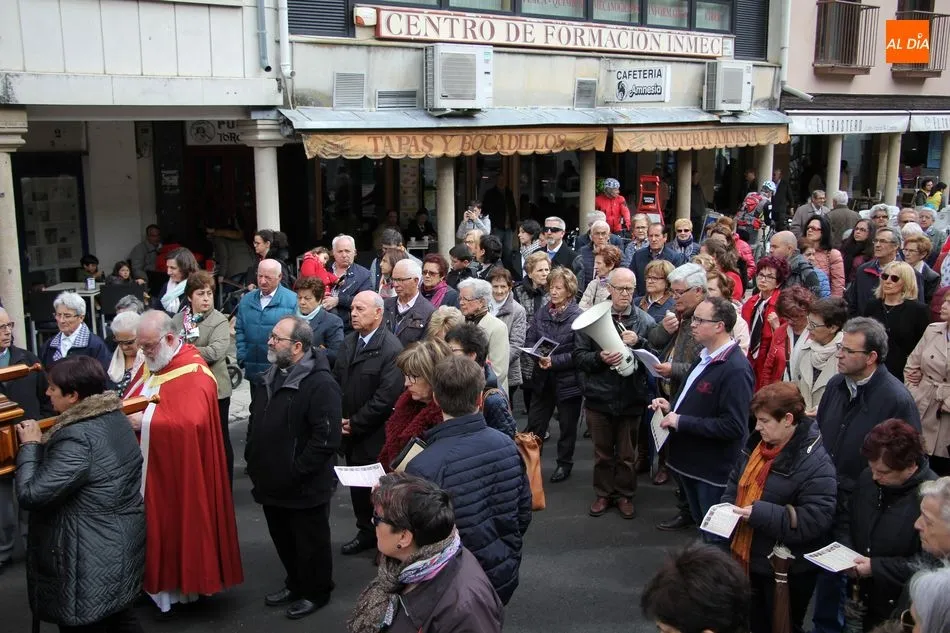 Foto 4 - Sentido V&iacute;a Crucis alrededor de la iglesia en Vitigudino