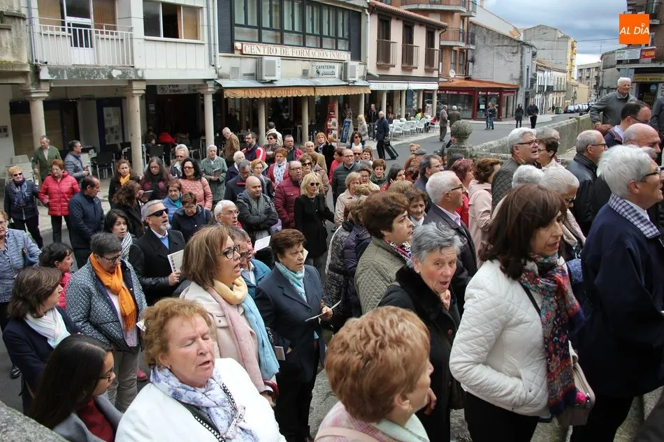 Foto 3 - Sentido V&iacute;a Crucis alrededor de la iglesia en Vitigudino
