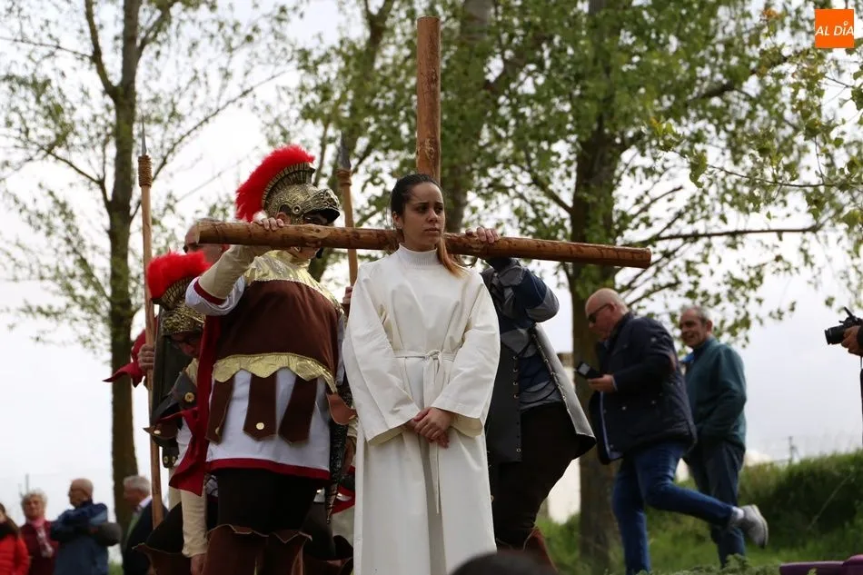 Foto 2 - Villoruela, fiel a su v&iacute;a crucis viviente