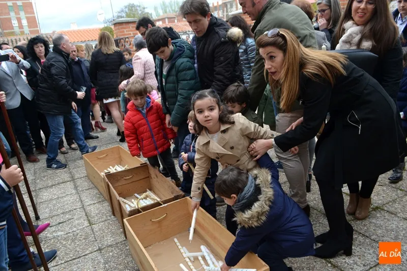 Foto 8 - La Procesi&oacute;n de la Vela llena las calles de familias y ambiente en uno de los actos m&aacute;s...
