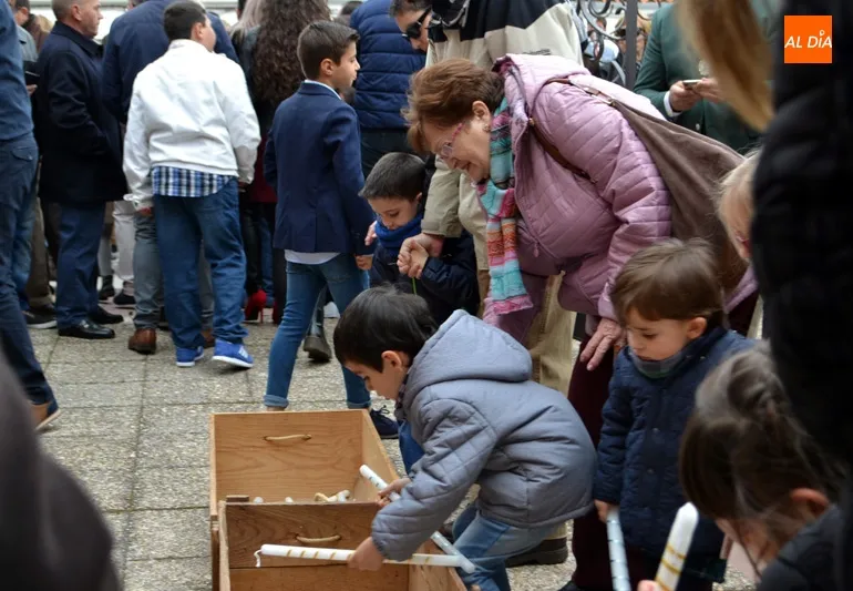 Foto 7 - La Procesi&oacute;n de la Vela llena las calles de familias y ambiente en uno de los actos m&aacute;s...