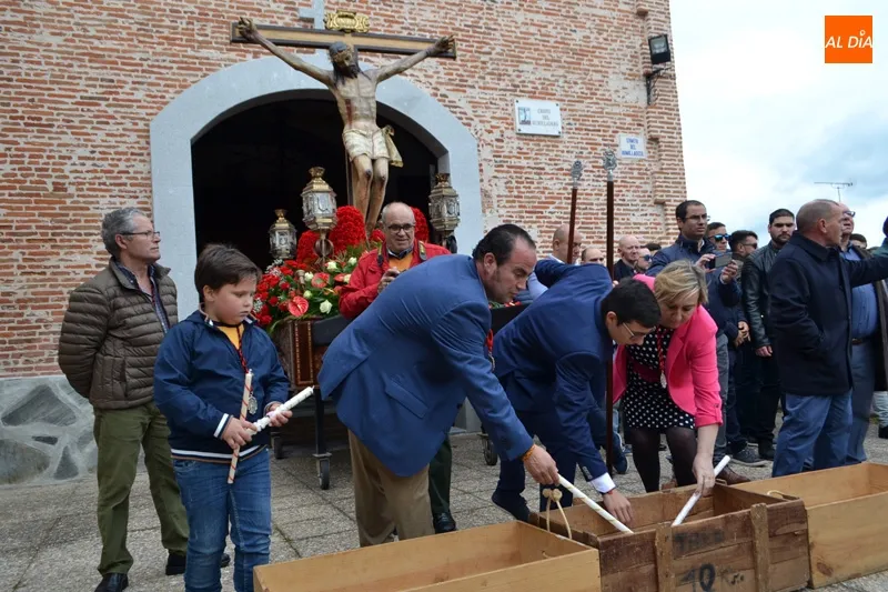 Foto 5 - La Procesi&oacute;n de la Vela llena las calles de familias y ambiente en uno de los actos m&aacute;s...