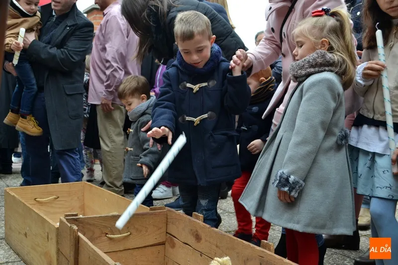 Foto 4 - La Procesi&oacute;n de la Vela llena las calles de familias y ambiente en uno de los actos m&aacute;s...