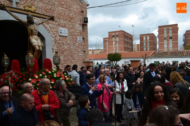 Foto 2 - La Procesi&oacute;n de la Vela llena las calles de familias y ambiente en uno de los actos m&aacute;s...
