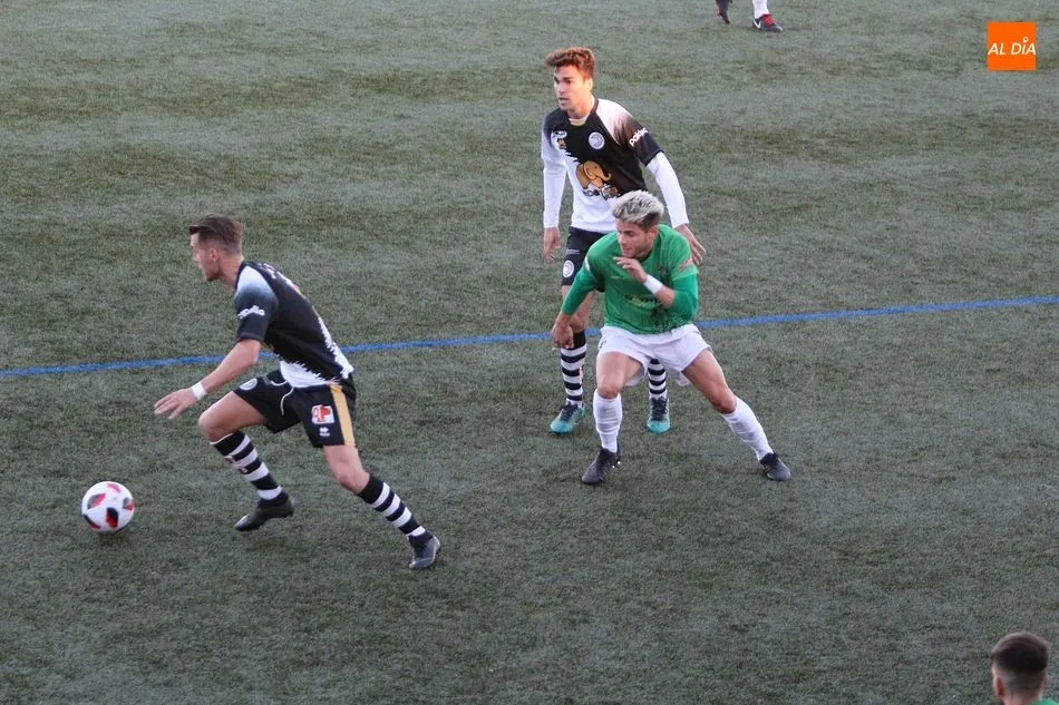 Jugada del partido de ida entre Guijuelo y Unionistas
