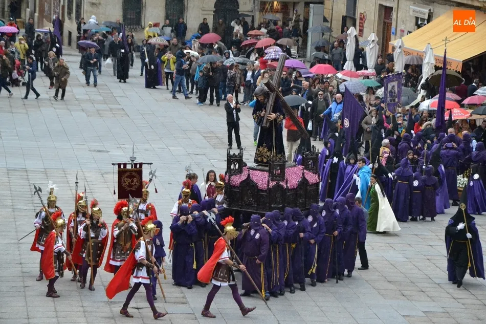 Un chaparrón inesperado revienta la procesión del Encuentro en plena Plaza Mayor  