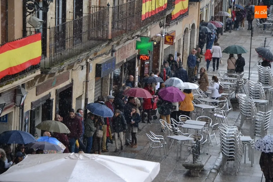 Foto 7 - Un chaparr&oacute;n inesperado revienta la procesi&oacute;n del Encuentro en plena Plaza Mayor  