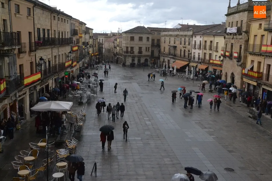 Foto 6 - Un chaparr&oacute;n inesperado revienta la procesi&oacute;n del Encuentro en plena Plaza Mayor  
