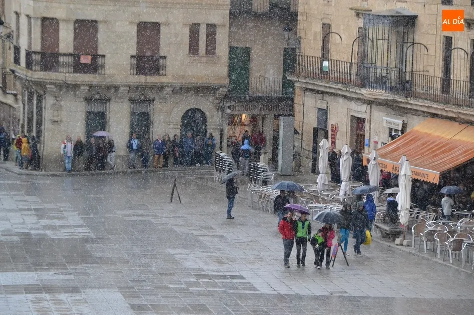 Foto 5 - Un chaparr&oacute;n inesperado revienta la procesi&oacute;n del Encuentro en plena Plaza Mayor  