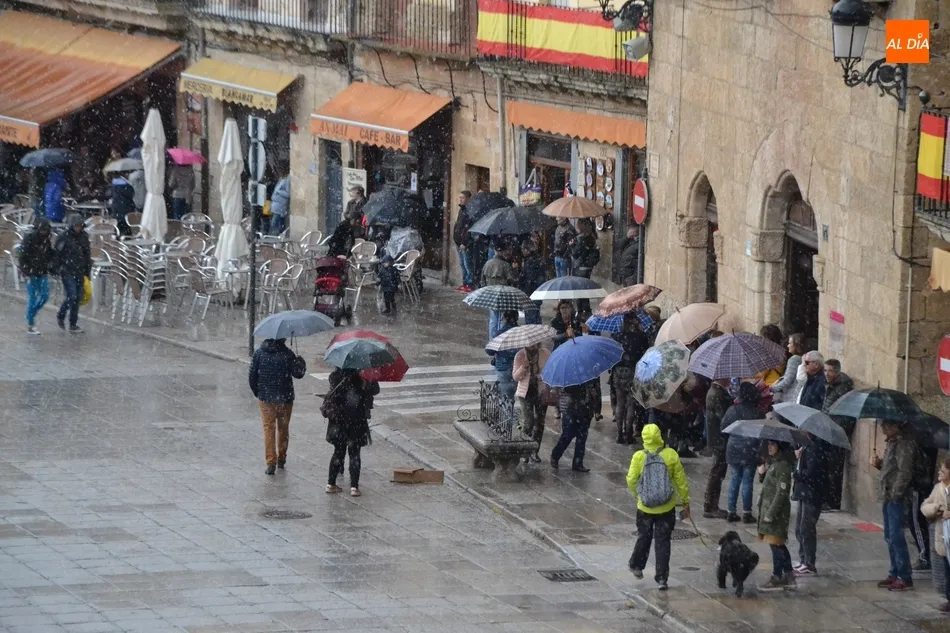 Foto 4 - Un chaparr&oacute;n inesperado revienta la procesi&oacute;n del Encuentro en plena Plaza Mayor  