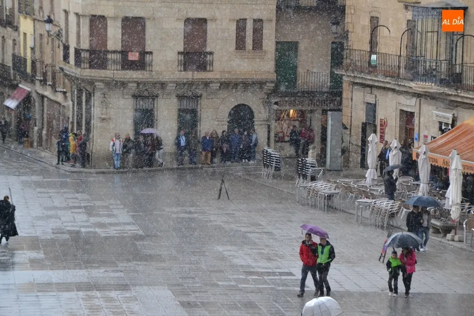 Foto 3 - Un chaparr&oacute;n inesperado revienta la procesi&oacute;n del Encuentro en plena Plaza Mayor  