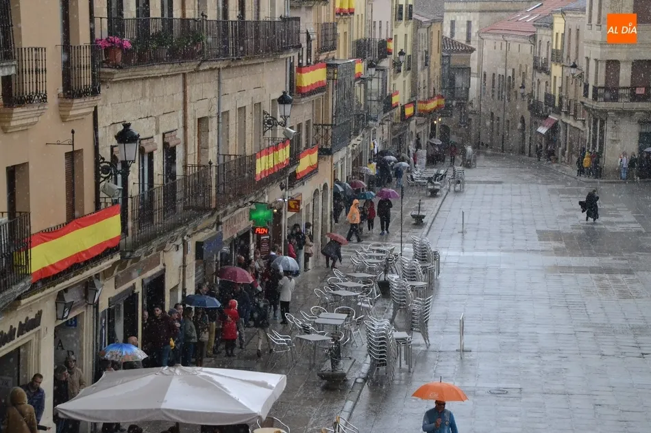 Foto 2 - Un chaparr&oacute;n inesperado revienta la procesi&oacute;n del Encuentro en plena Plaza Mayor  