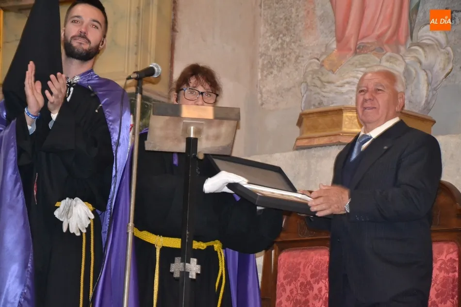 Foto 9 - La Cofrad&iacute;a del Nazareno homenajea a uno de sus integrantes m&aacute;s veteranos  