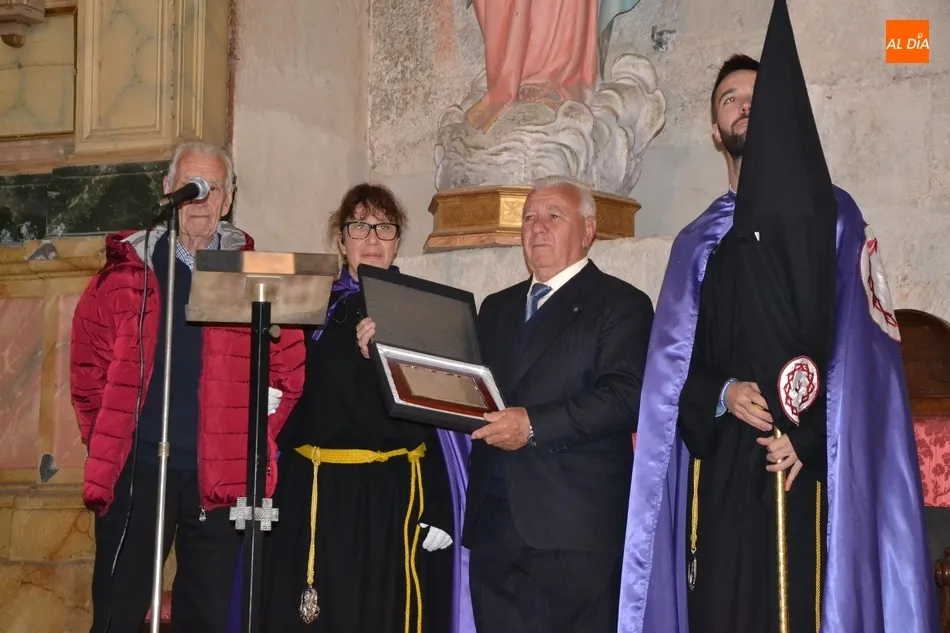 Foto 7 - La Cofrad&iacute;a del Nazareno homenajea a uno de sus integrantes m&aacute;s veteranos  