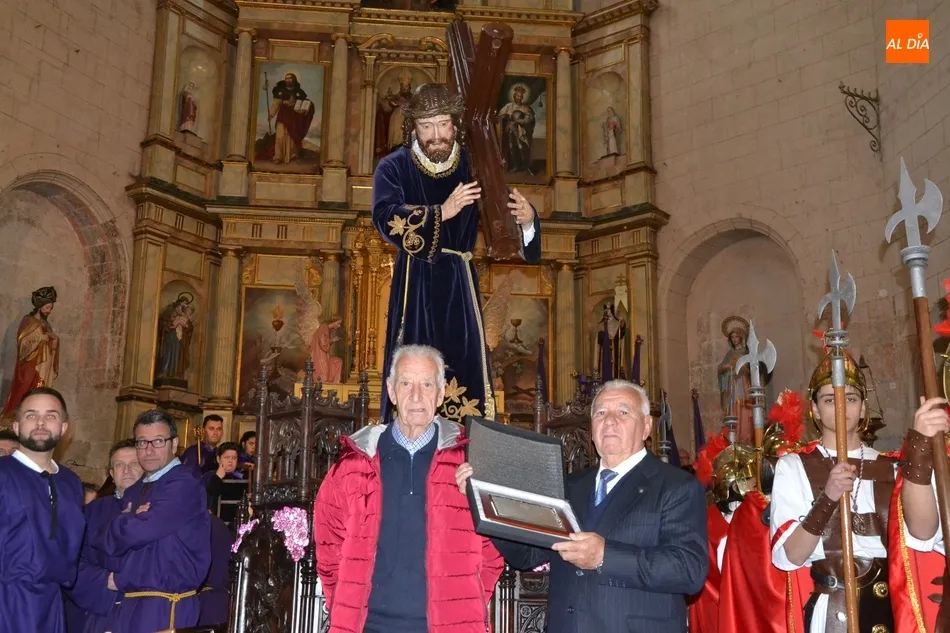 Foto 3 - La Cofrad&iacute;a del Nazareno homenajea a uno de sus integrantes m&aacute;s veteranos  