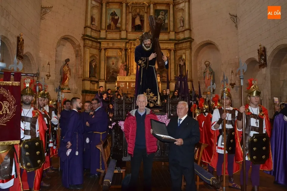 Foto 4 - La Cofrad&iacute;a del Nazareno homenajea a uno de sus integrantes m&aacute;s veteranos  