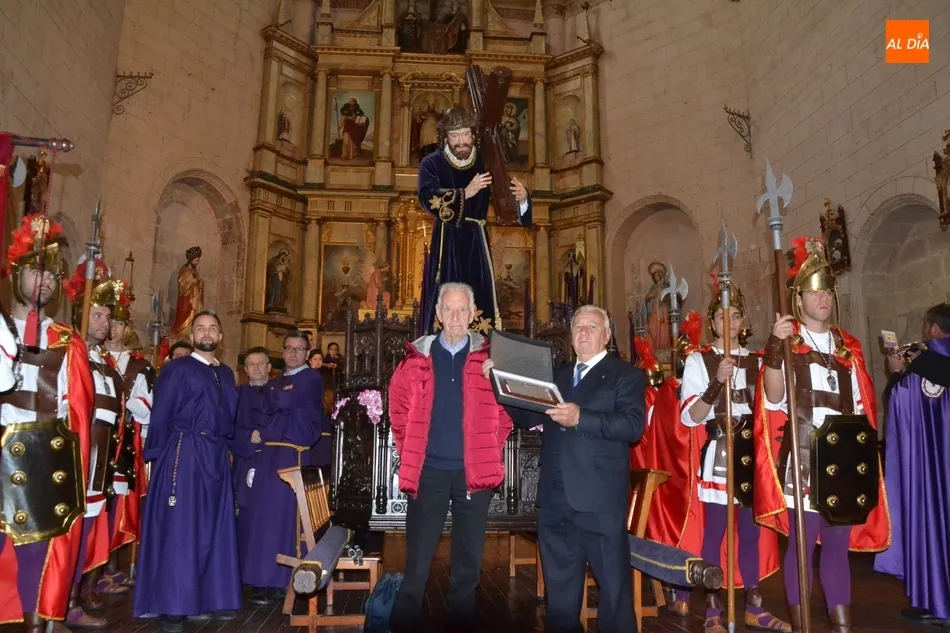 La Cofradía del Nazareno homenajea a uno de sus integrantes más veteranos  