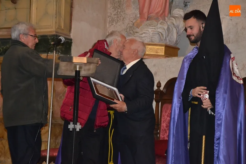 Foto 8 - La Cofrad&iacute;a del Nazareno homenajea a uno de sus integrantes m&aacute;s veteranos  