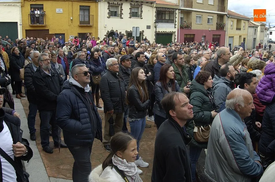 Foto 5 - La lluvia da un toque &eacute;pico a la crucifixi&oacute;n de La Pasi&oacute;n de Serradilla del Arroyo  
