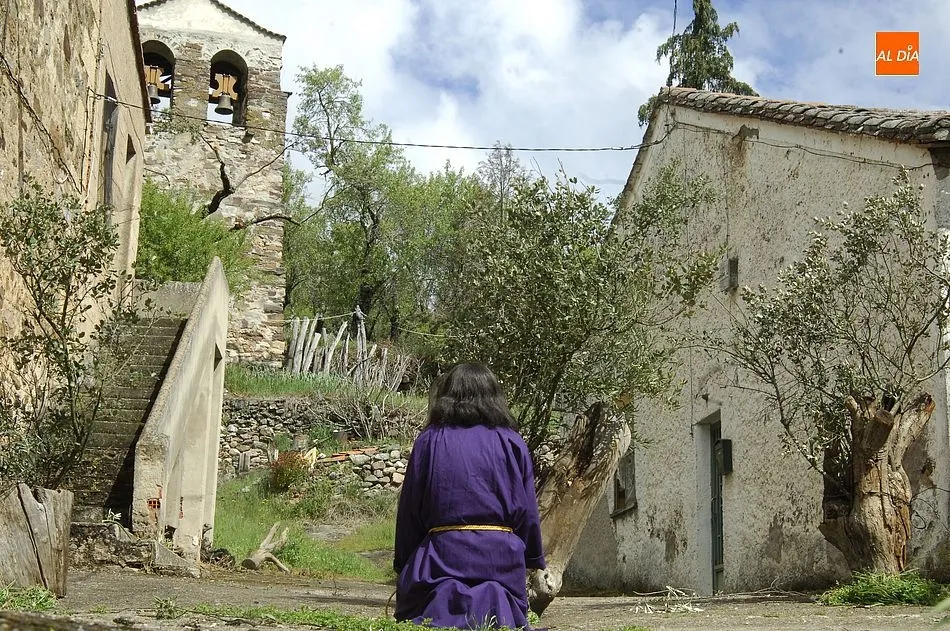Foto 11 - La lluvia da un toque &eacute;pico a la crucifixi&oacute;n de La Pasi&oacute;n de Serradilla del Arroyo  
