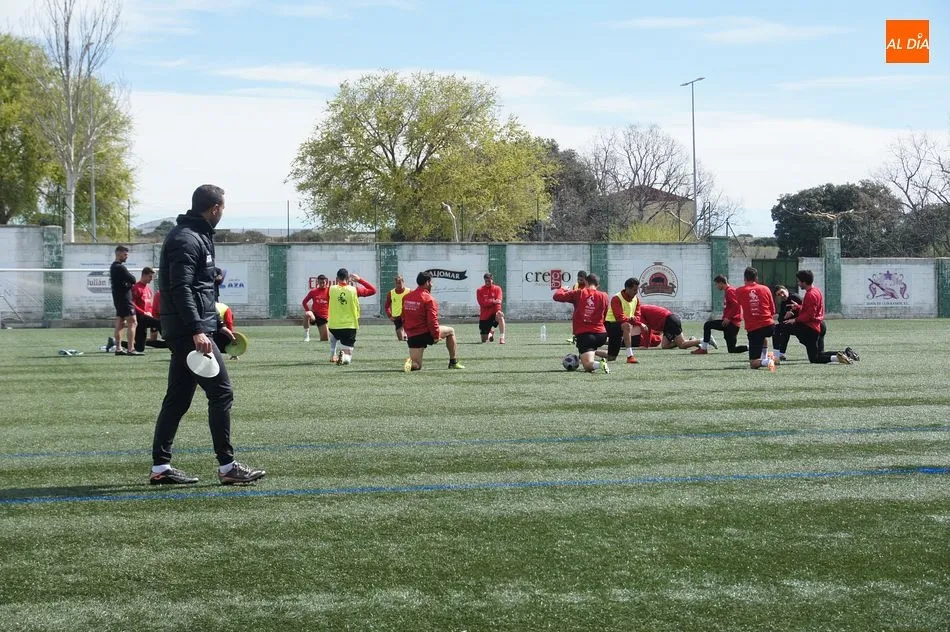 Ángel Sánchez, entrenador del Guijuelo, observa al equipo en un entrenamiento de la pasada semana