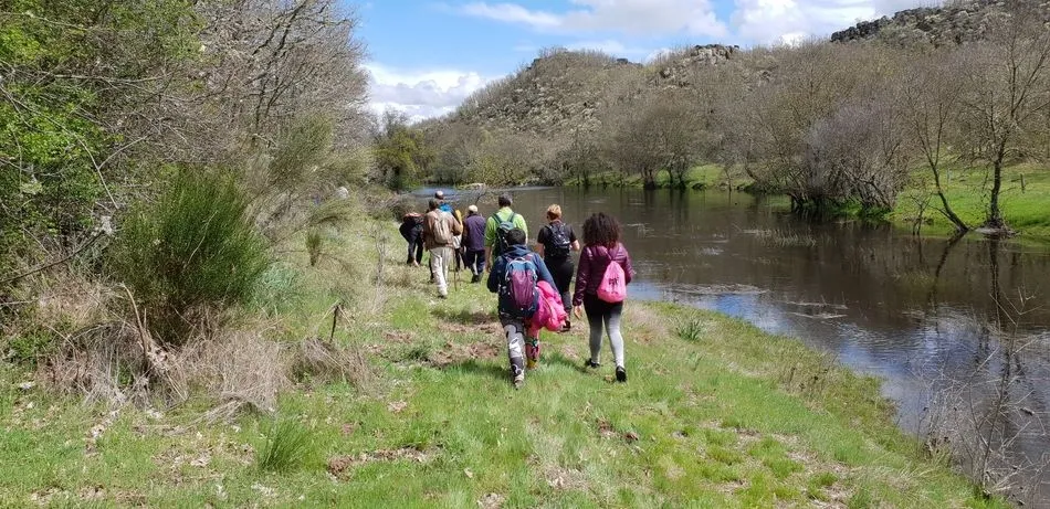 Foto 7 - El r&iacute;o Uces muestra su belleza en la marcha de La Zarza de Pumareda hasta el puente Robledino  