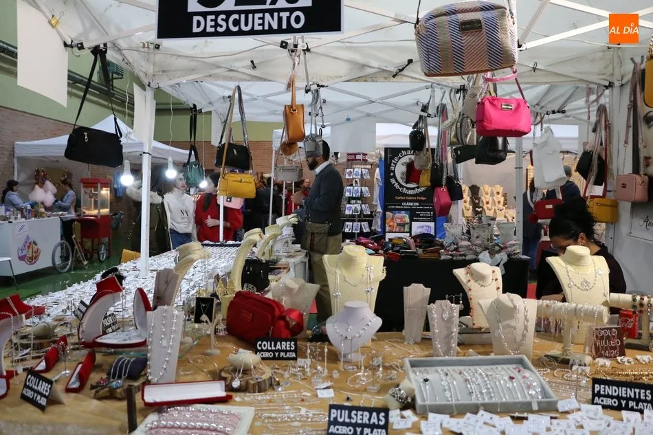 Foto 8 - Las degustaciones animan el segundo d&iacute;a de la Feria Agroalimentaria de Vitigudino  
