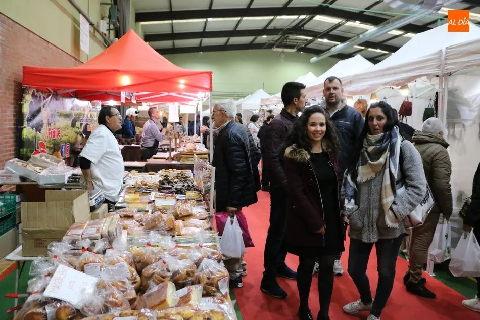 Foto 5 - Las degustaciones animan el segundo d&iacute;a de la Feria Agroalimentaria de Vitigudino  