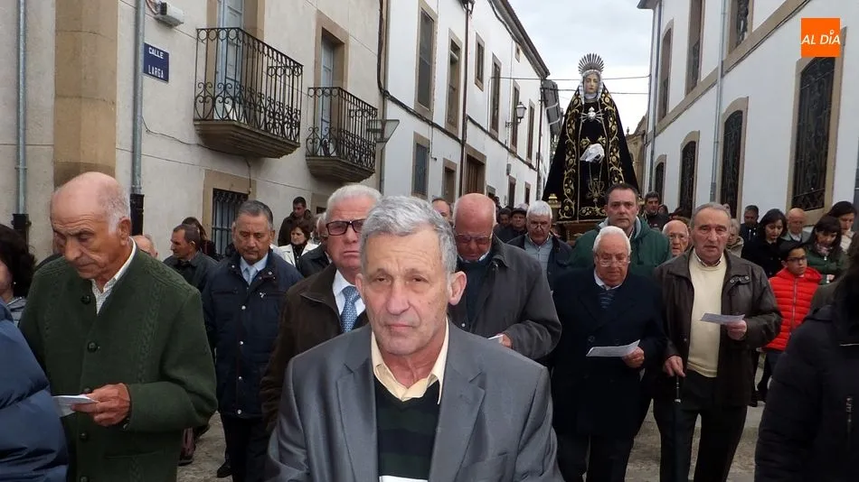Foto 9 - Lumbrales mantiene el Descendimiento de la Cruz con la implicaci&oacute;n de familias y devotos de la...