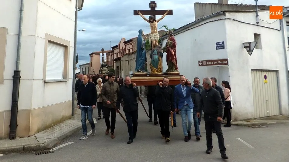 Foto 6 - Lumbrales mantiene el Descendimiento de la Cruz con la implicaci&oacute;n de familias y devotos de la...