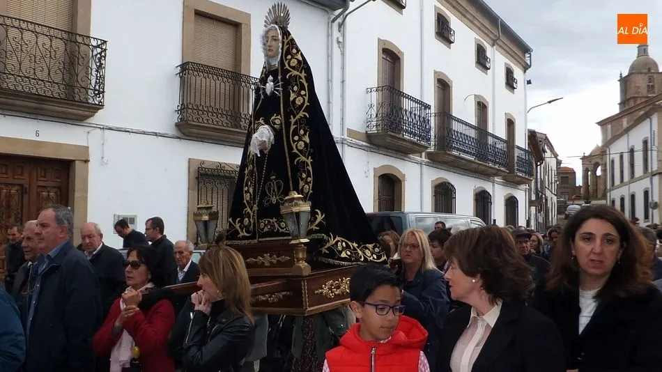 Foto 8 - Lumbrales mantiene el Descendimiento de la Cruz con la implicaci&oacute;n de familias y devotos de la...