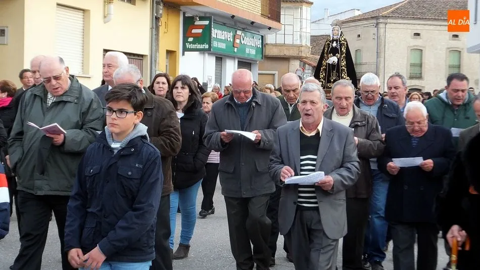 Foto 3 - Lumbrales mantiene el Descendimiento de la Cruz con la implicaci&oacute;n de familias y devotos de la...